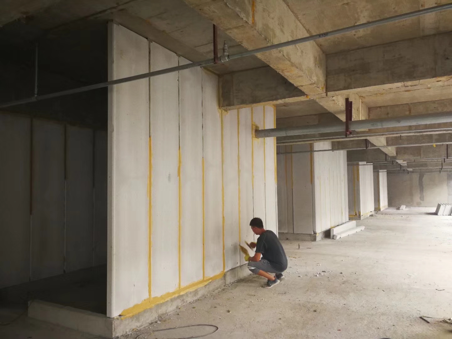 天桥无机发泡轻骨料混凝土隔墙板施工技术性能研究